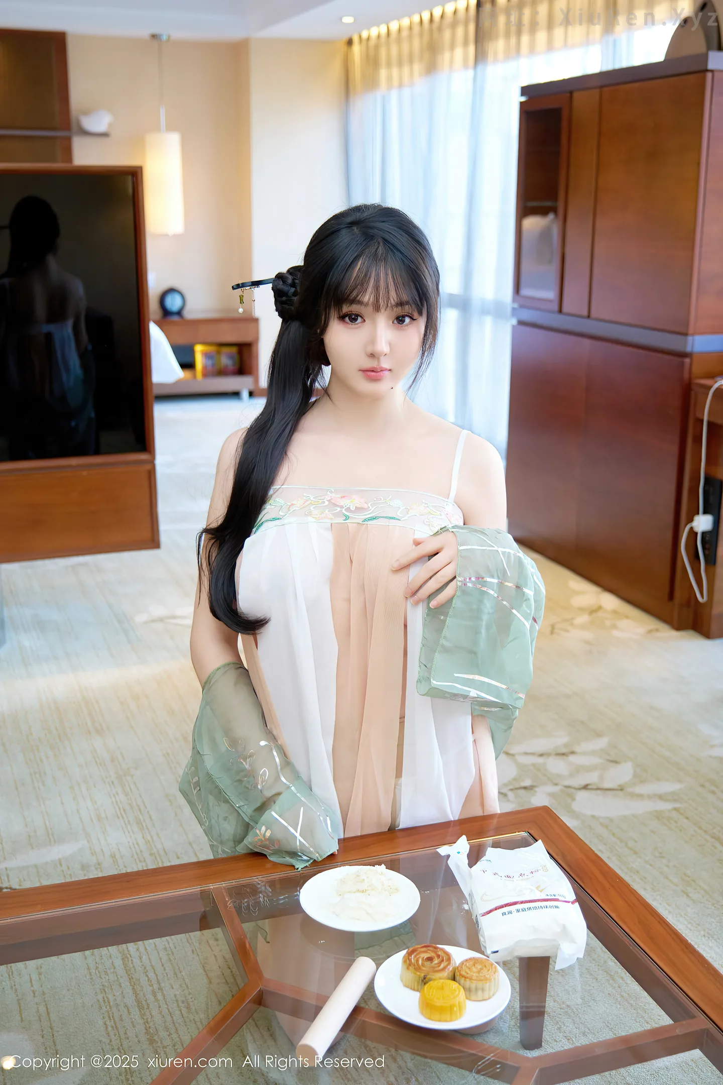 图片[2]-[XiuRen秀人网] VOL.10818 新人模特沈南汐RuRu性感浅色古风服饰配超薄肉丝秀美腿诱惑写真56P-秀人网官方网站